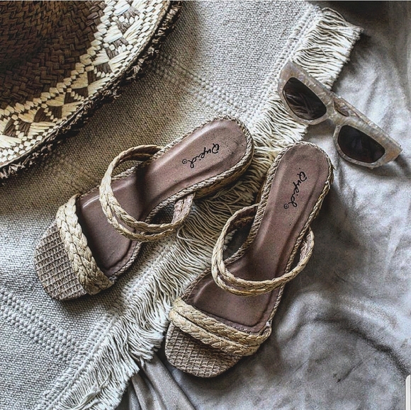 Shoes - 🆕️Summer Tings Collection// Natural jute Strappy Mule Sandal